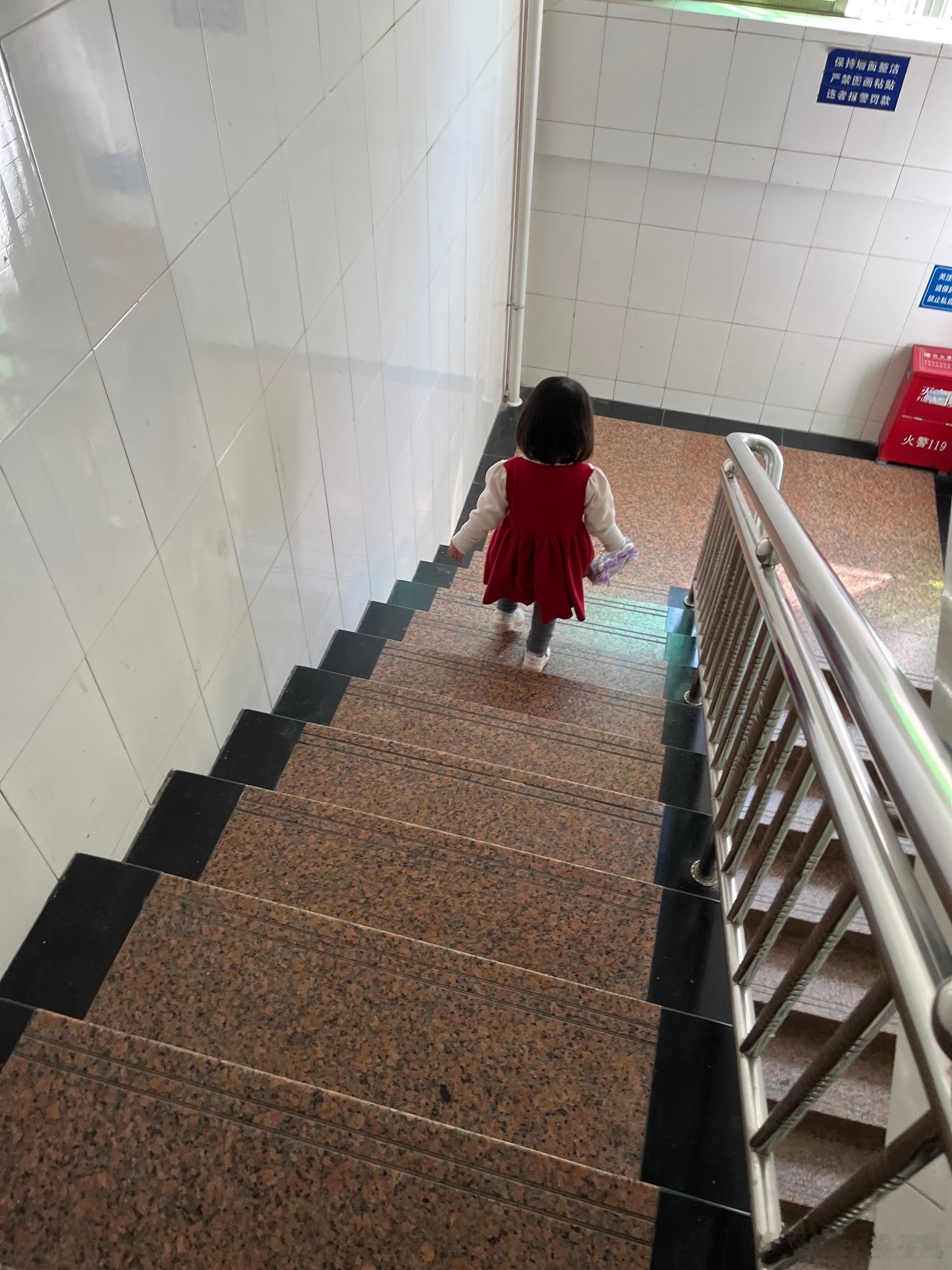 真的很爱这个包，睡觉都放在床上，说要带包包去逛街。家长用米糊代替奶粉养娃我妈都有