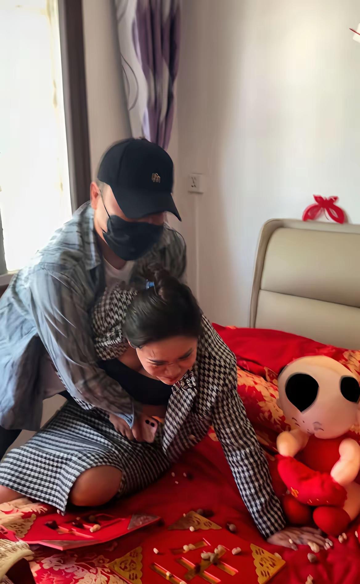 真的彻底刷新认知！

婚礼现场离谱婚闹曝光，伴郎当众把伴娘按倒在床上，动作越界又