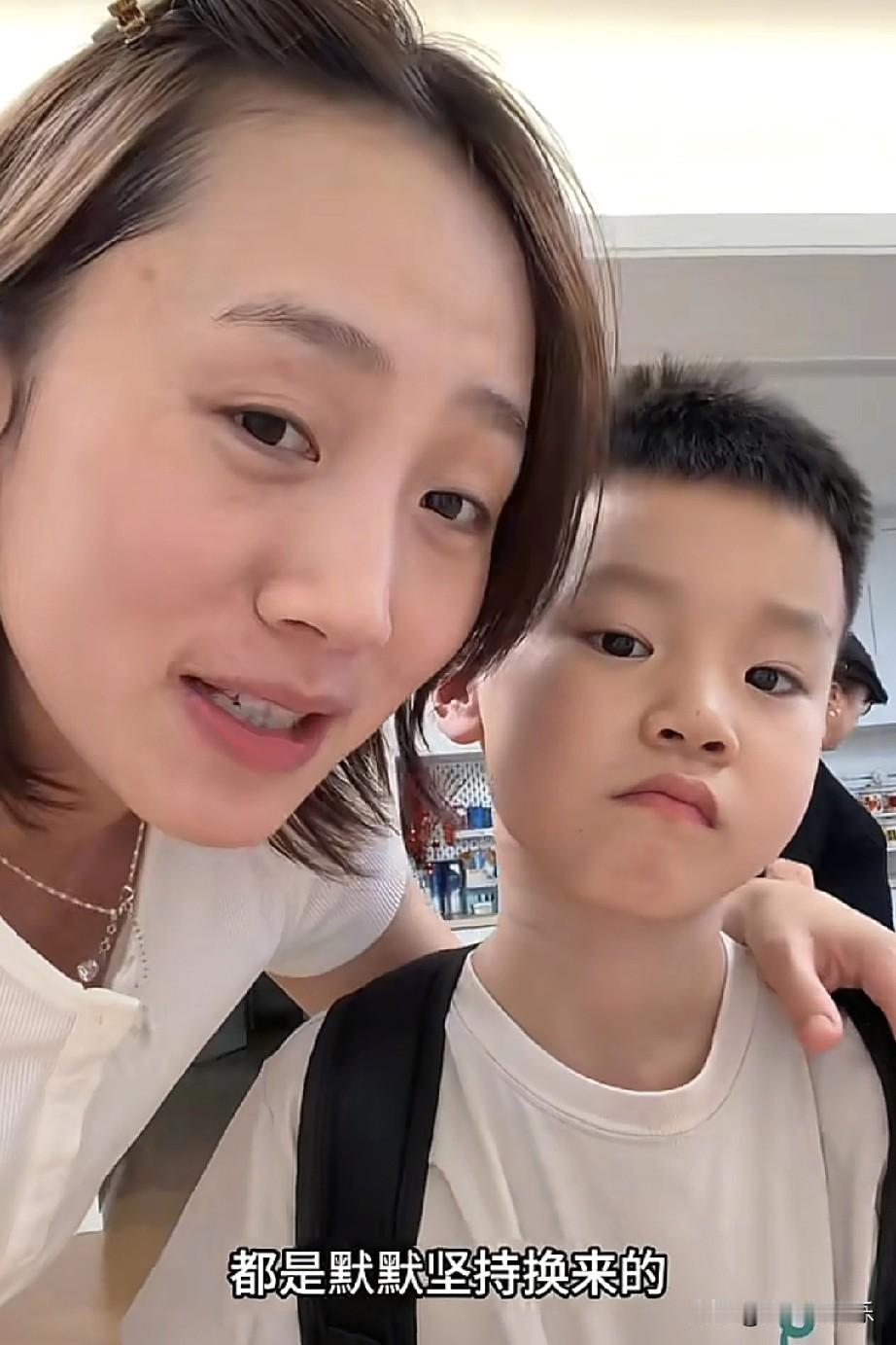 秋天妈妈又换人设了，
和张纹铭在一起没有流量，
立马变身好妈妈人设，
带刚放假的