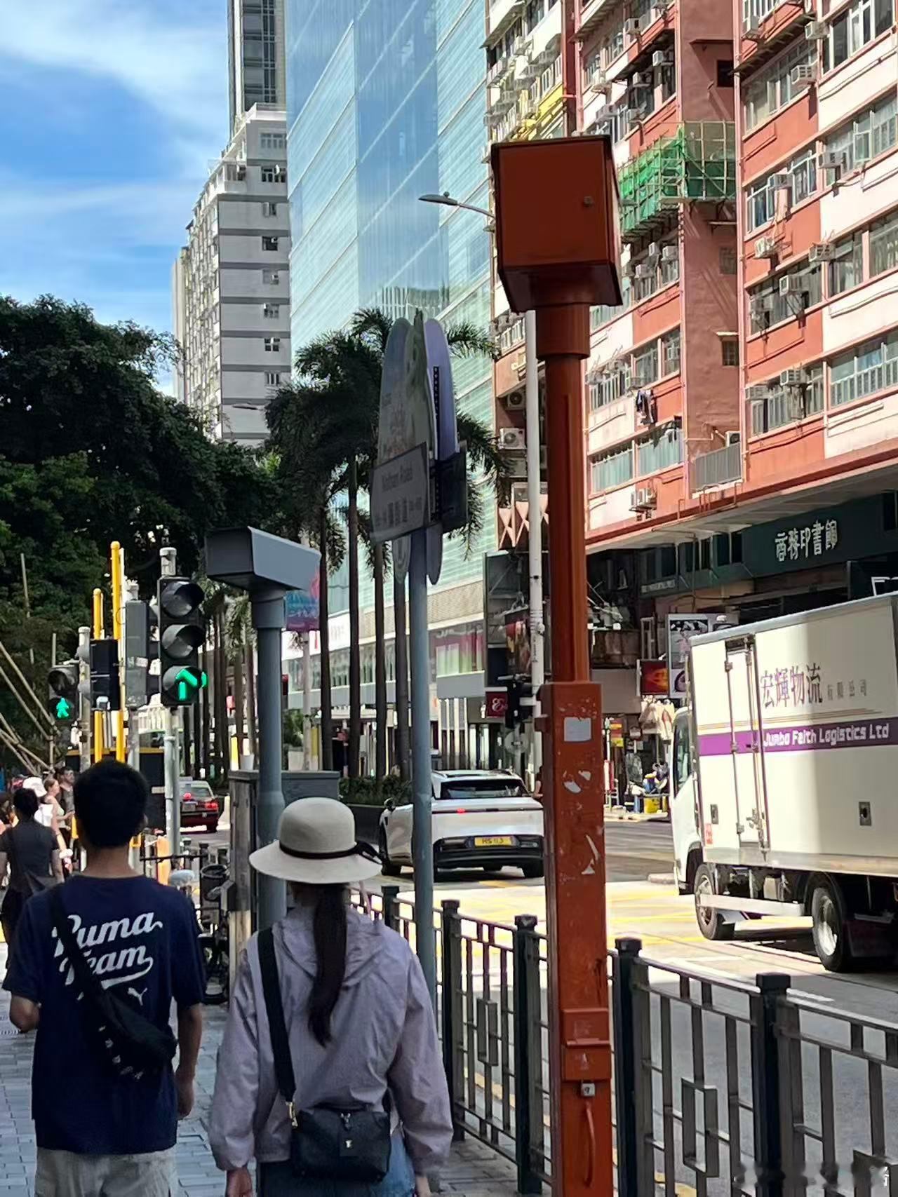 香港是一个对汽车有很强包容度的地方，可以满足不同汽车的多样性表达。同时又是一个很