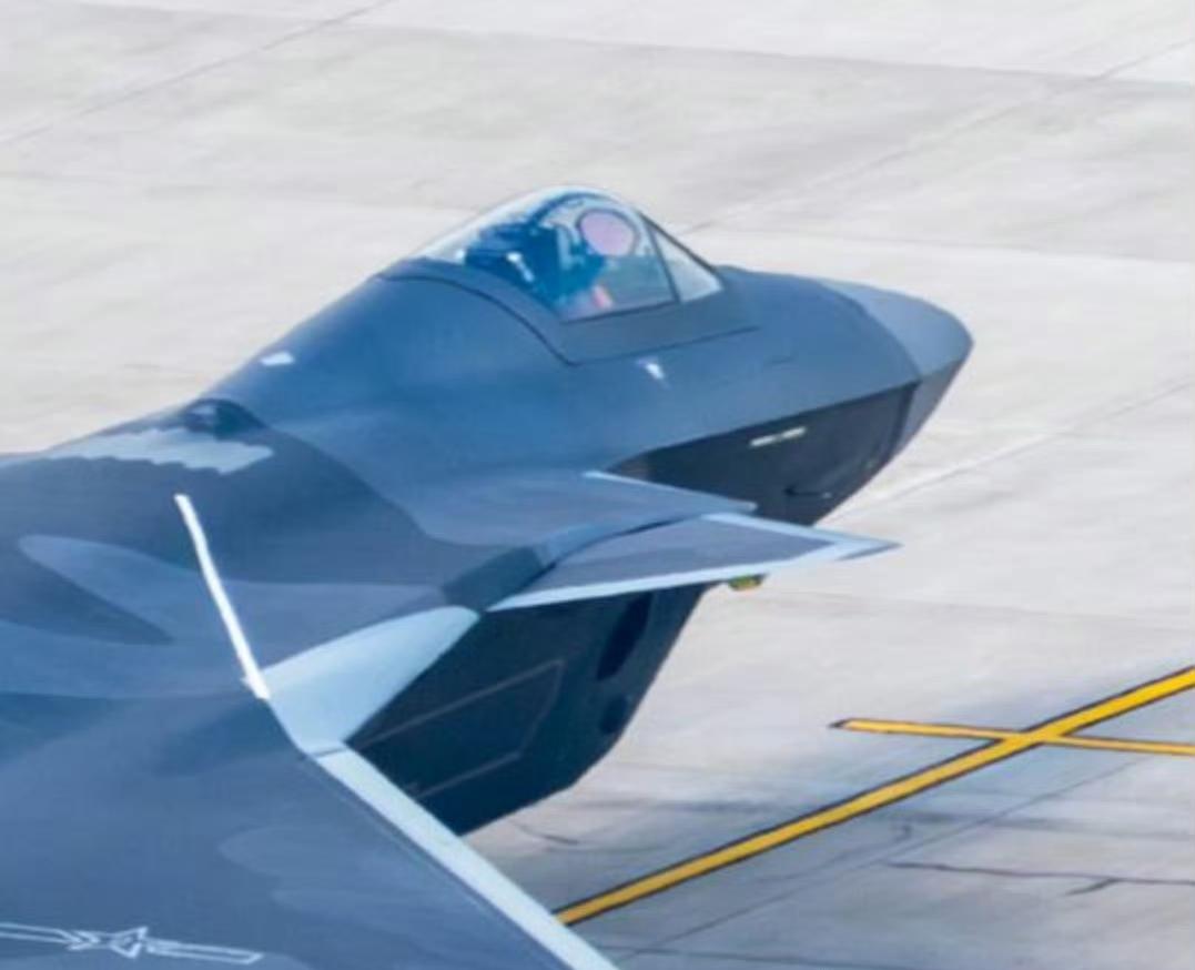 歼-20A（图一）和歼-20（图二）后脖颈跨音速减阻鼓包对比，雷达罩外形也有些区