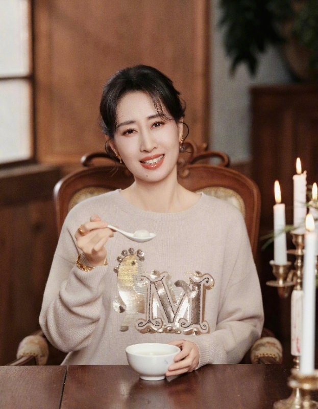 刘敏涛唱红色高跟鞋也哄不好我了 谁能把“红色高跟鞋的优雅”和“阴湿偏执的狠”融在