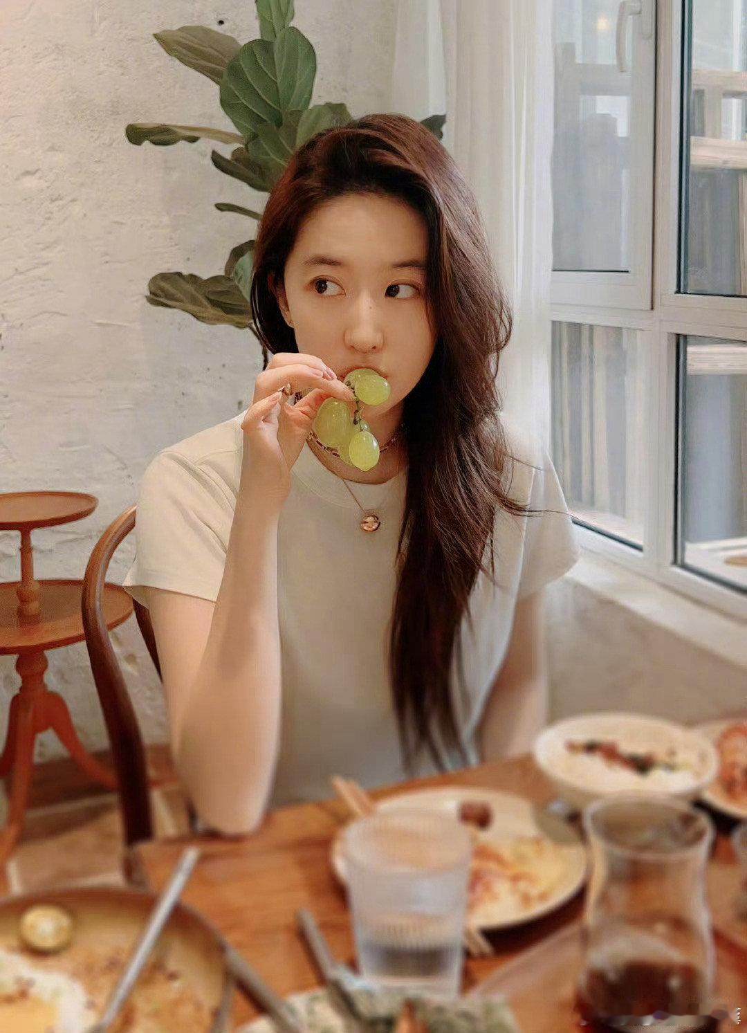 #刘亦菲的消费观#刘亦菲虽然是一个大明星但是在消费上也是精打细算，绝不多花一分冤