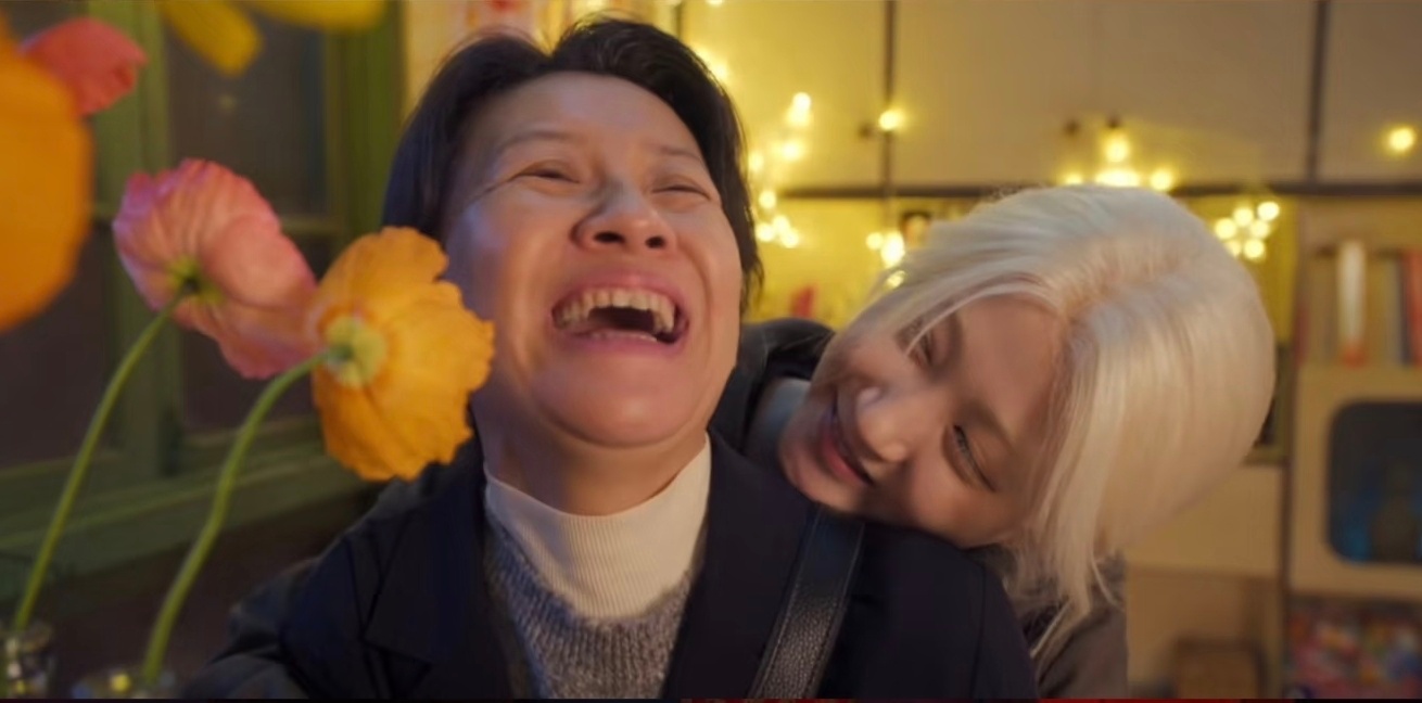 关晓彤刘琳10年后二搭再演母女 关晓彤演白化病女孩眯眼看人、畏光戴帽细节拉满，刘