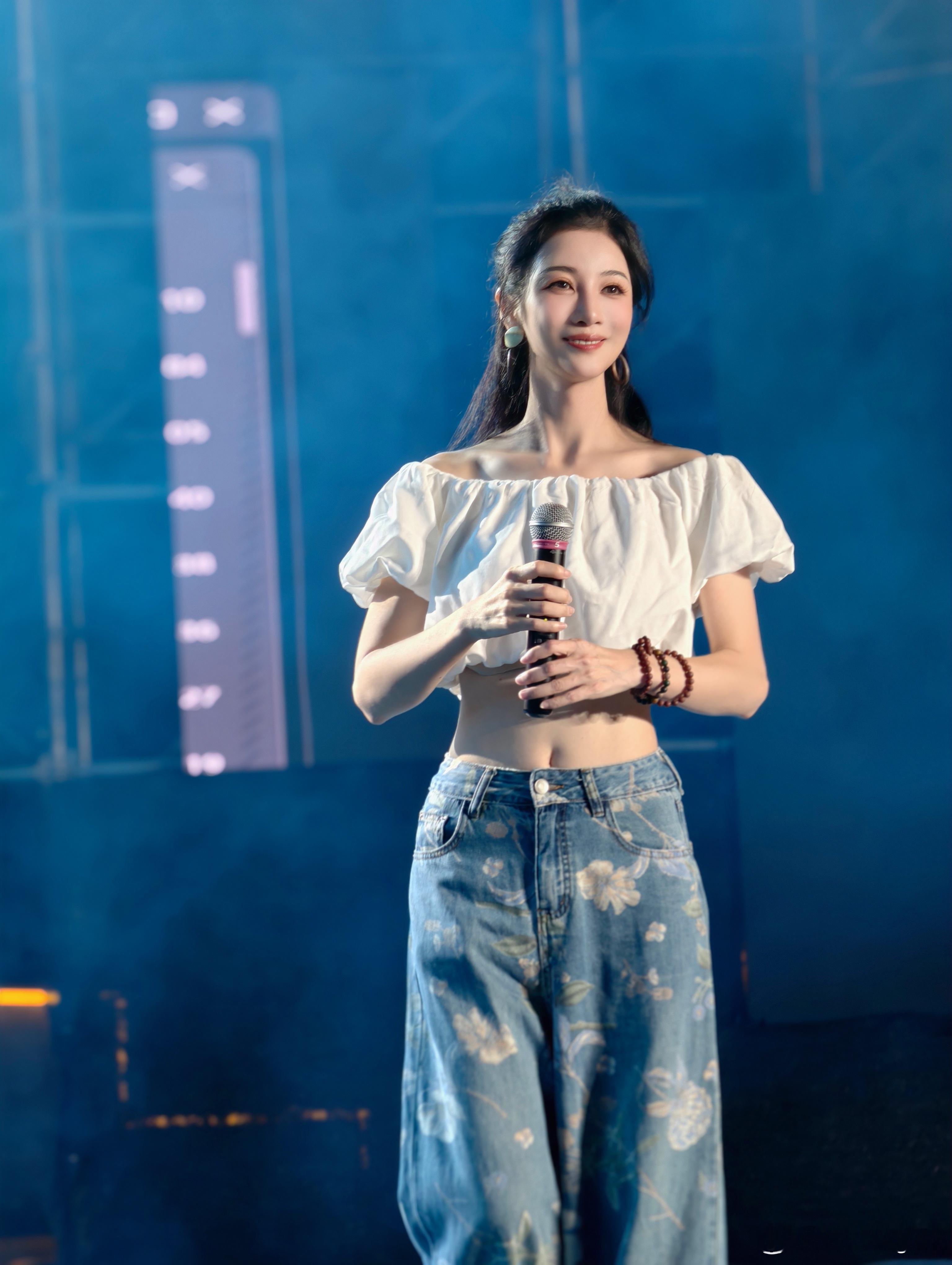 在新兴的直播大舞台，热闹又好玩！现场人山人海下一站去哪里呢？ ​​​