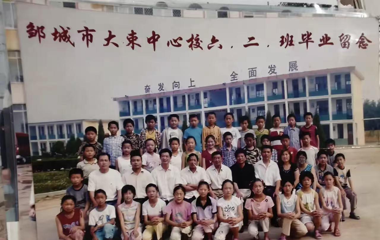 曹阳阳的同学发布了小学毕业照，曹阳阳站在人群中很出众，小小年纪却很成熟。
此前就