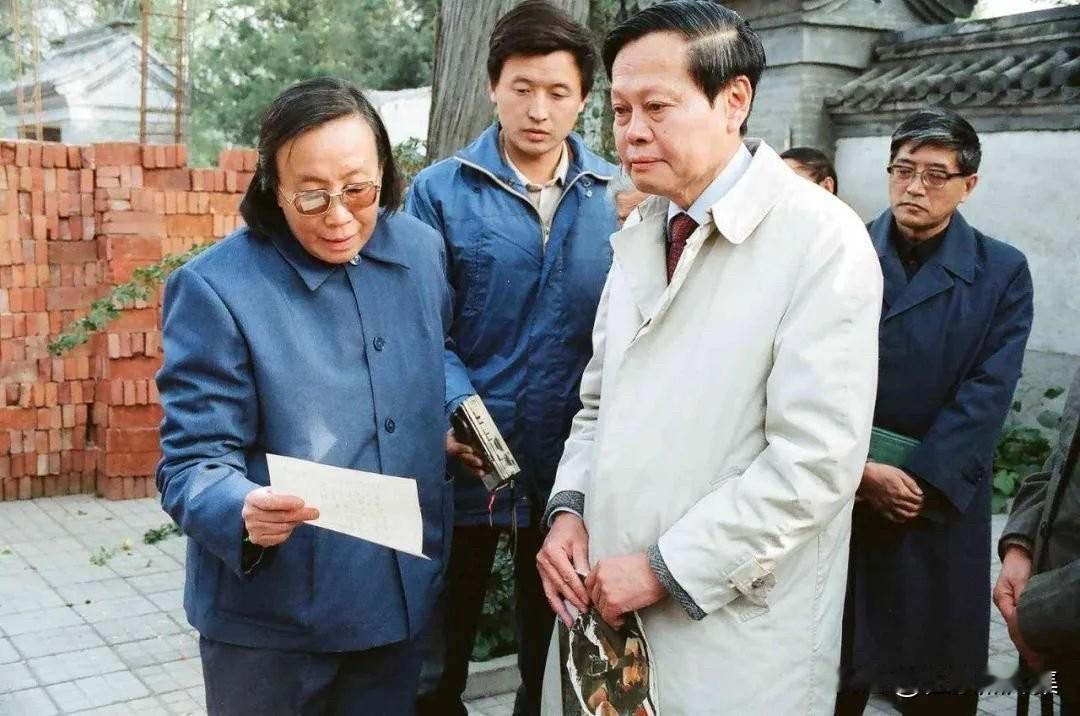 1987年10月23日，杨振宁回国专程到八宝山凭吊好友邓稼先的场景。在1986年