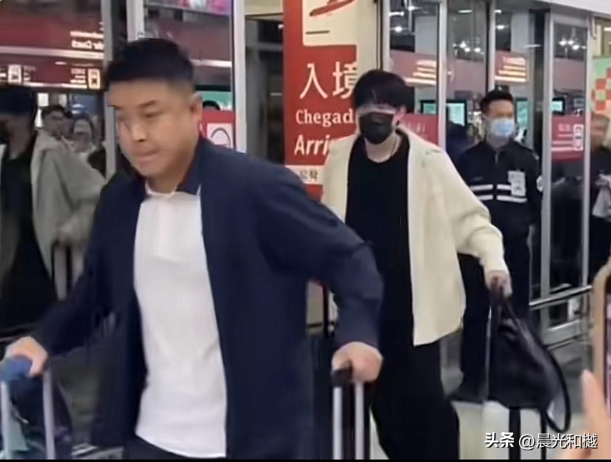 国乒抵达澳门、参加国际乒联世界杯

先走出来的是男队主教练王皓、后面是王楚钦跟着