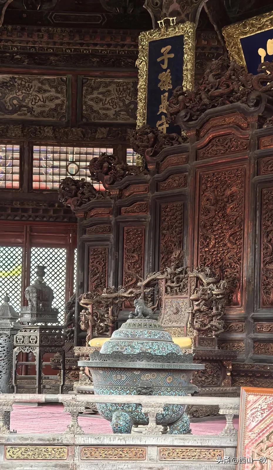 沈阳故宫这把龙椅，跟北京故宫里的造型似乎很不一样，感觉要草莽许多。北京故宫的好像