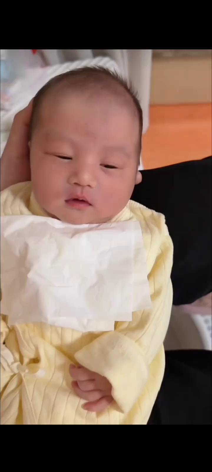 妈妈，大家好，我是小曼妈妈。今天是宝宝出生第五天了，宝宝一天比一天好看了。我看有