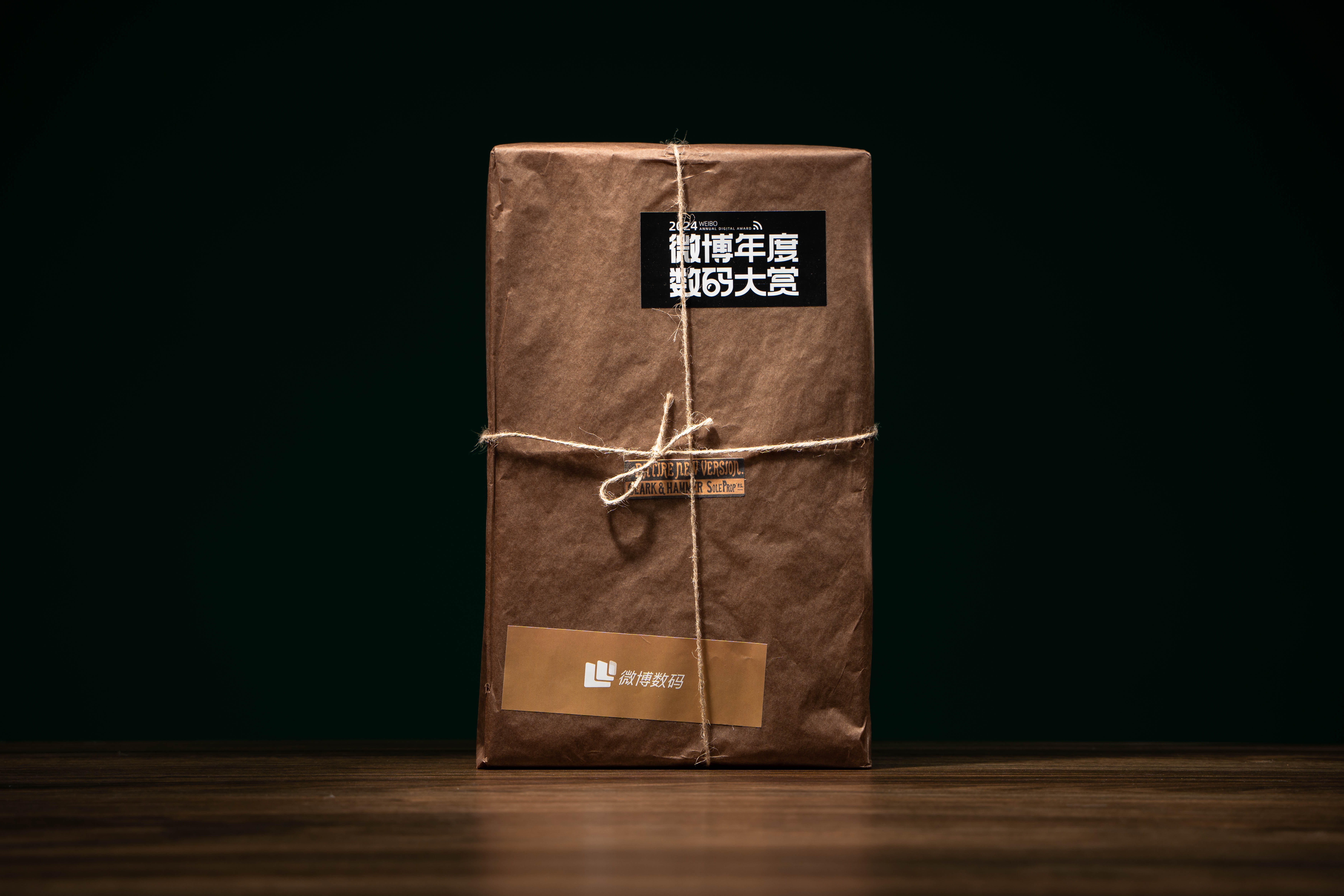 收到了邀请函，这个手机架子挺实用的，就是太小了，24个位置还有很多手机不够放[笑