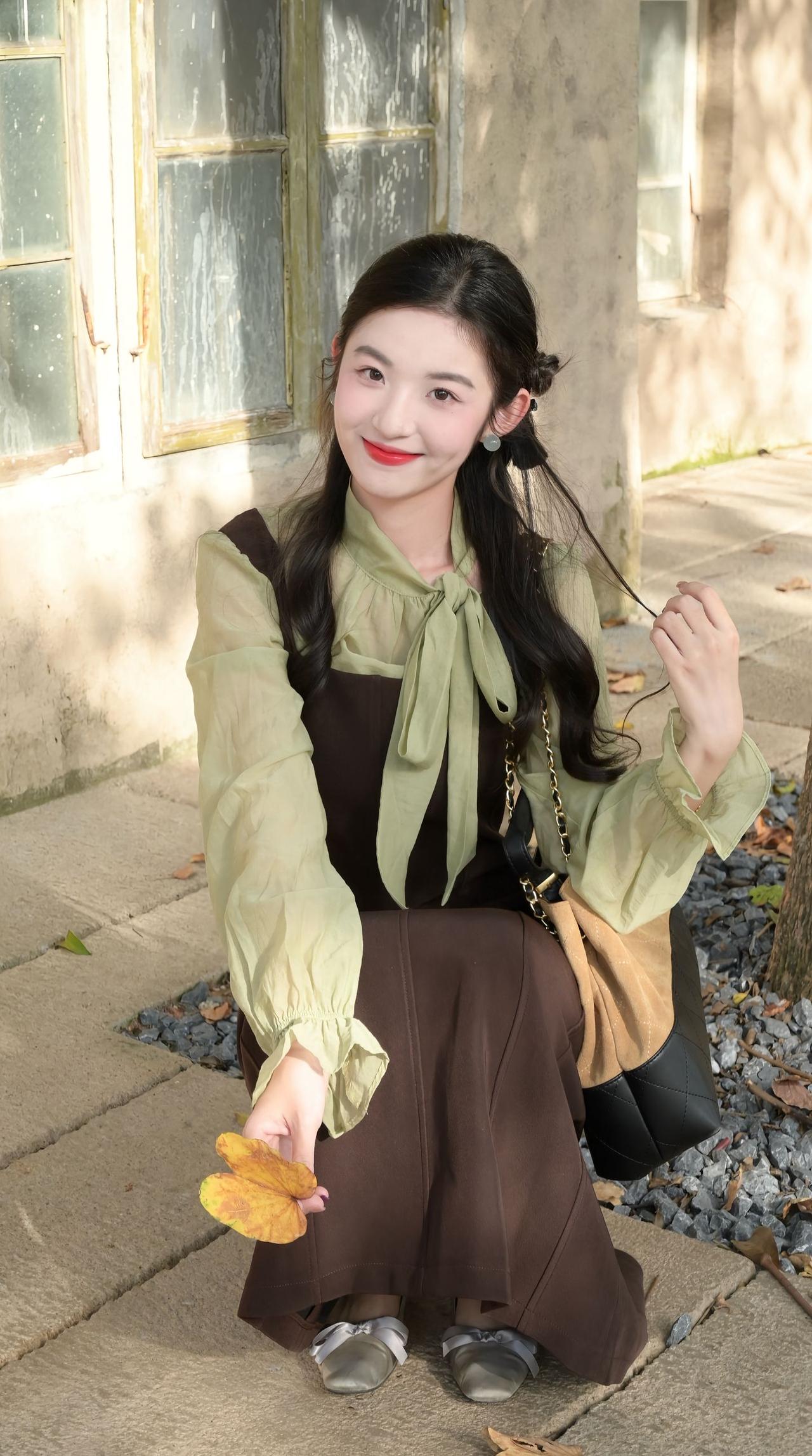 乐观的人在每个危机里看到机会，悲观的人在每个机会里看见危机。