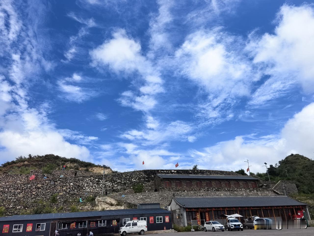 我一直很相信爱情，
可爱情一直不相信我。
因为真爱就像鬼，
一生也遇不到一次。