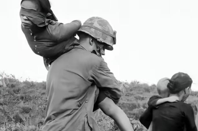 1959年，一名美国士兵，俘虏了一名美丽的越南女士兵，那名女士兵突然脱下了自己的