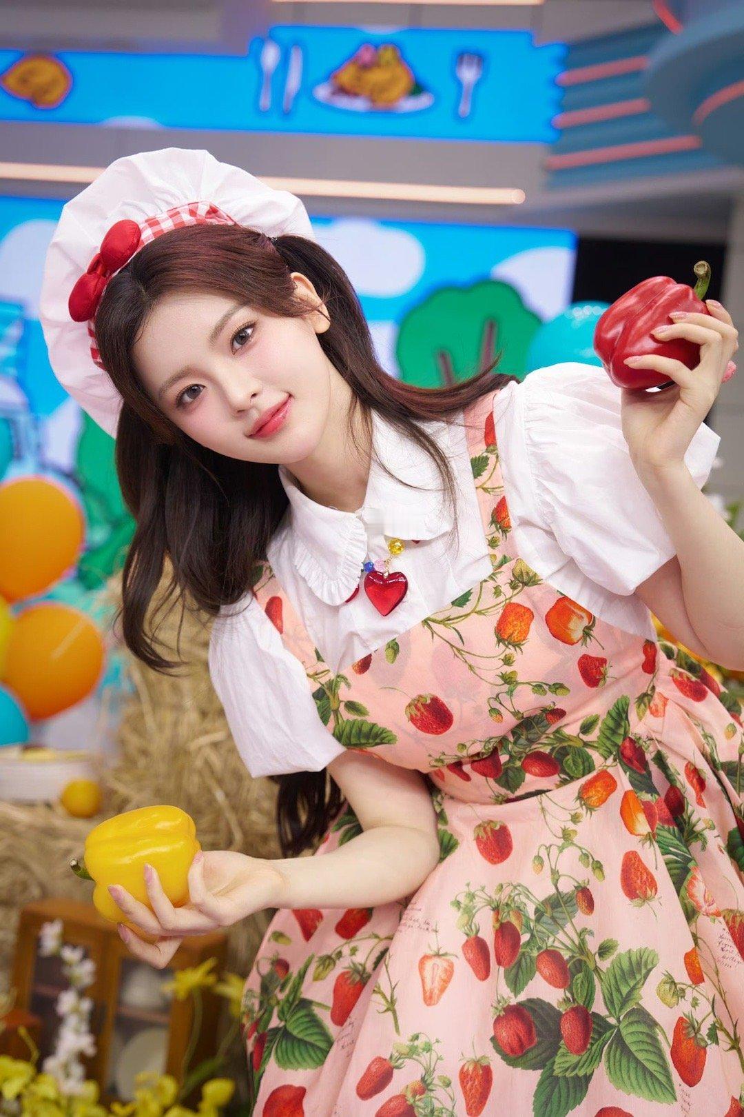 杨超越甜心厨娘look杨超越甜心厨娘造型杨超越甜心厨娘造型！可盐可咸百变风格，这