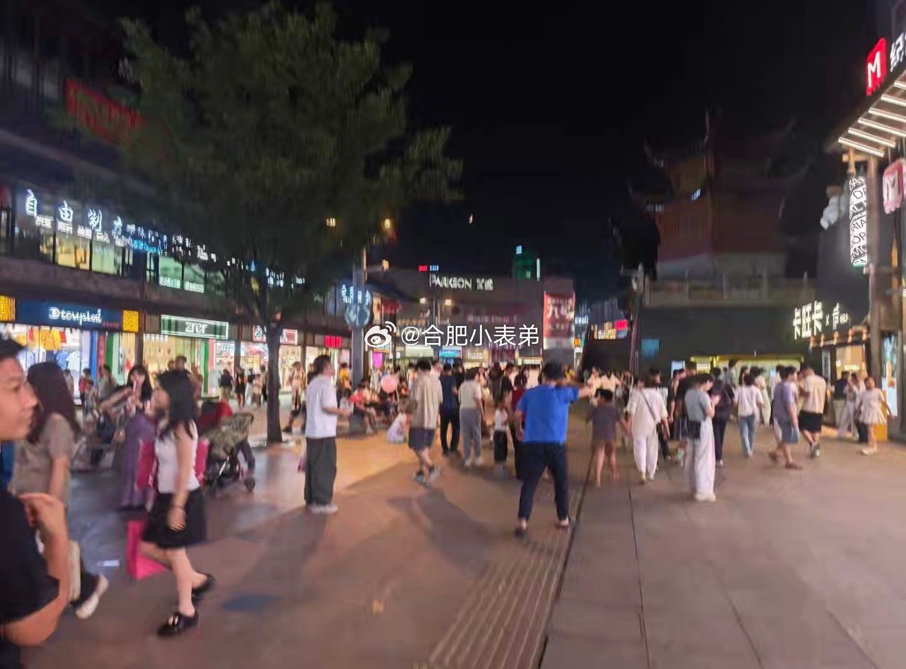 合肥商业最新消息21:30实拍淮河路步行街，现场人山人海人气爆棚！总有些博流量的
