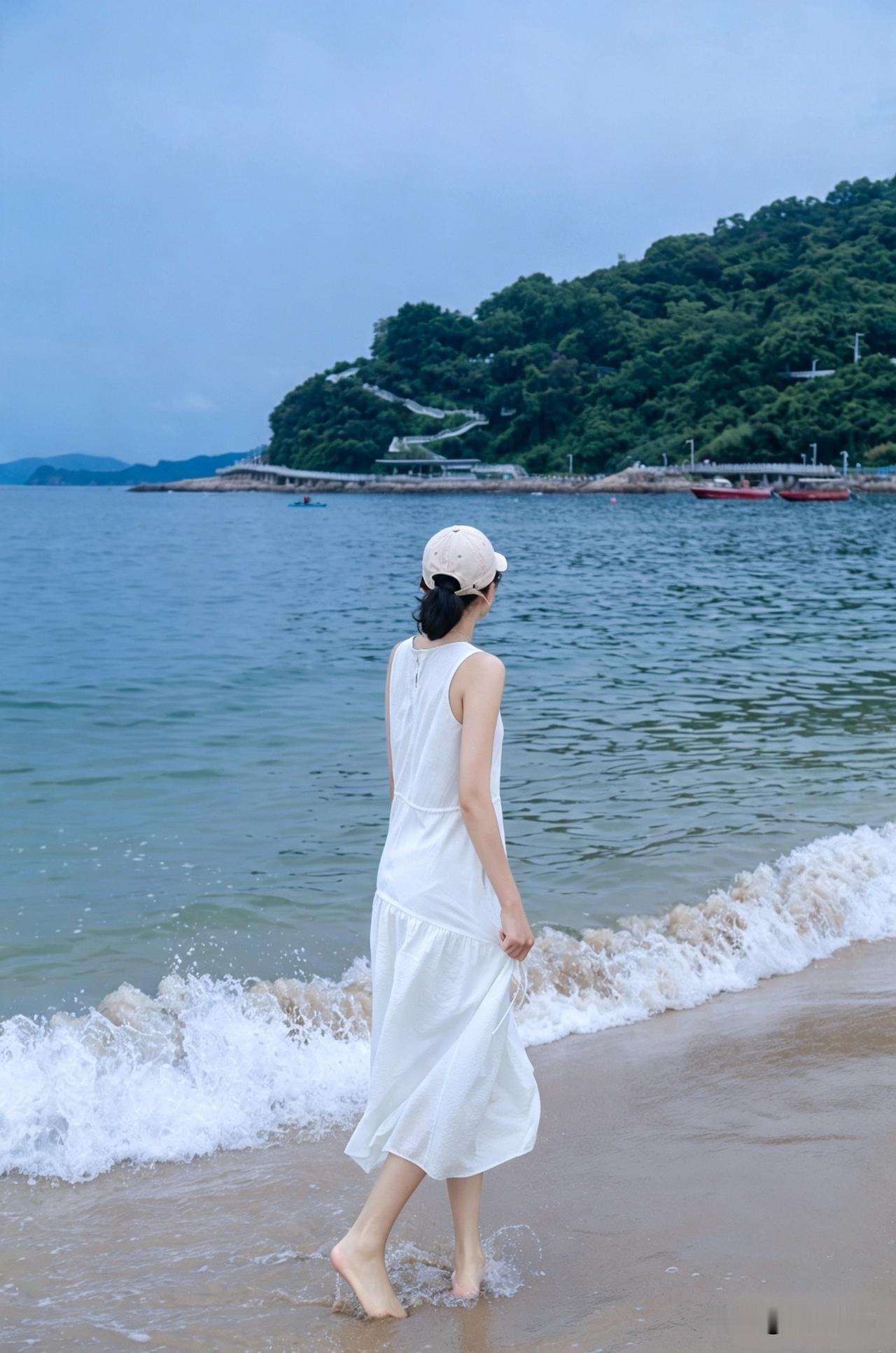 老家同事问我还记不记得某女同事，我问他怎么了。同事说她离婚了，一个人带两个女儿，