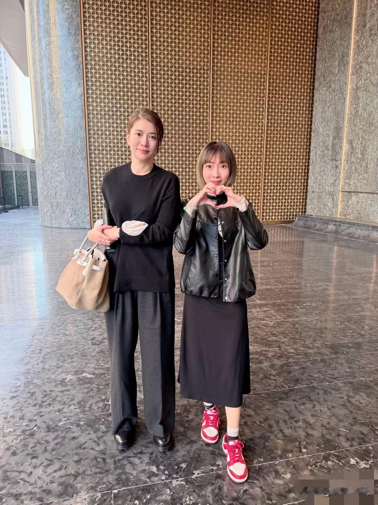 袁咏仪旁边女士是谁？非常有气质