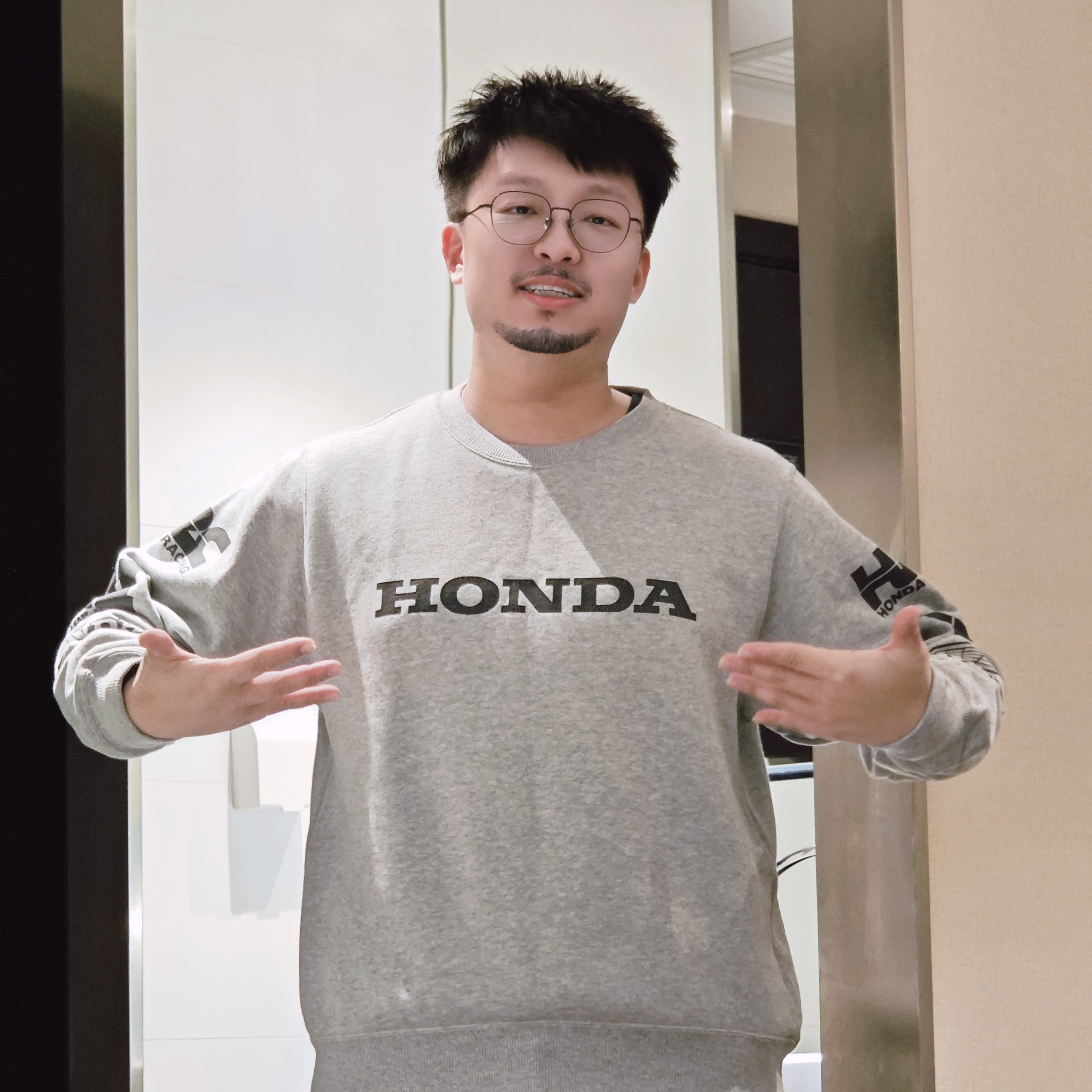 我一直在想我是不是应该留个胡子。一看效果，这是真·老陈了，还是别吧。 