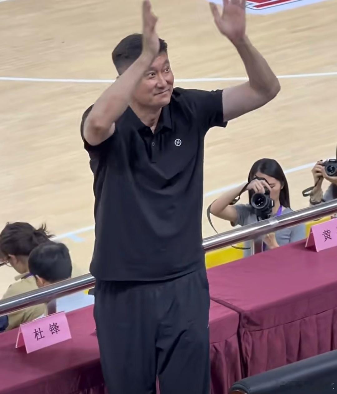 昨晚杜锋指导来到汕头，现场见证了21分大逆转赛后杜导接受采访：“汕头队在落后20