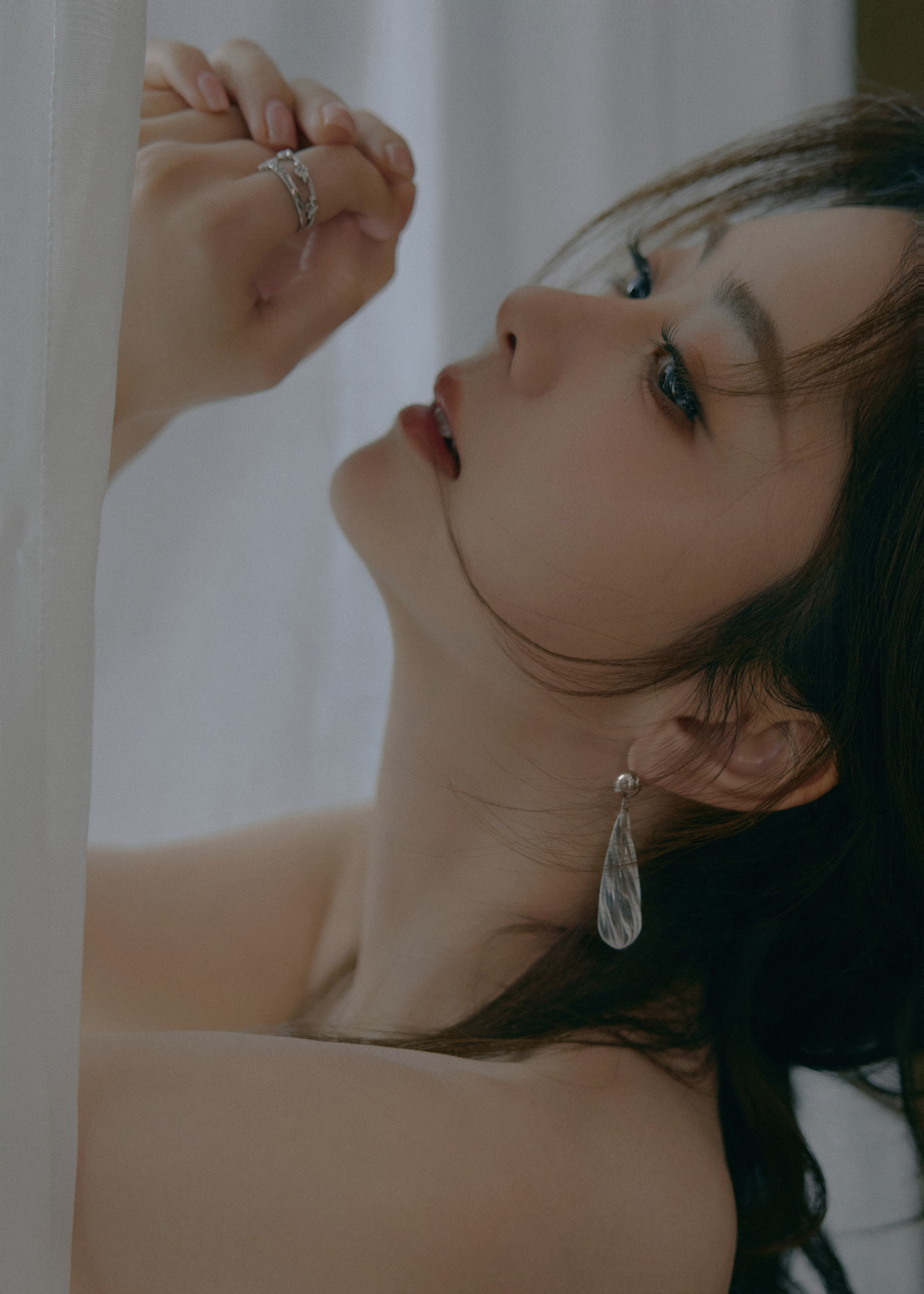 谭松韵 风穿过纱幔，在肩头漾下细碎柔光🎐随性与优雅在白色裙摆的层叠中生长，伴着