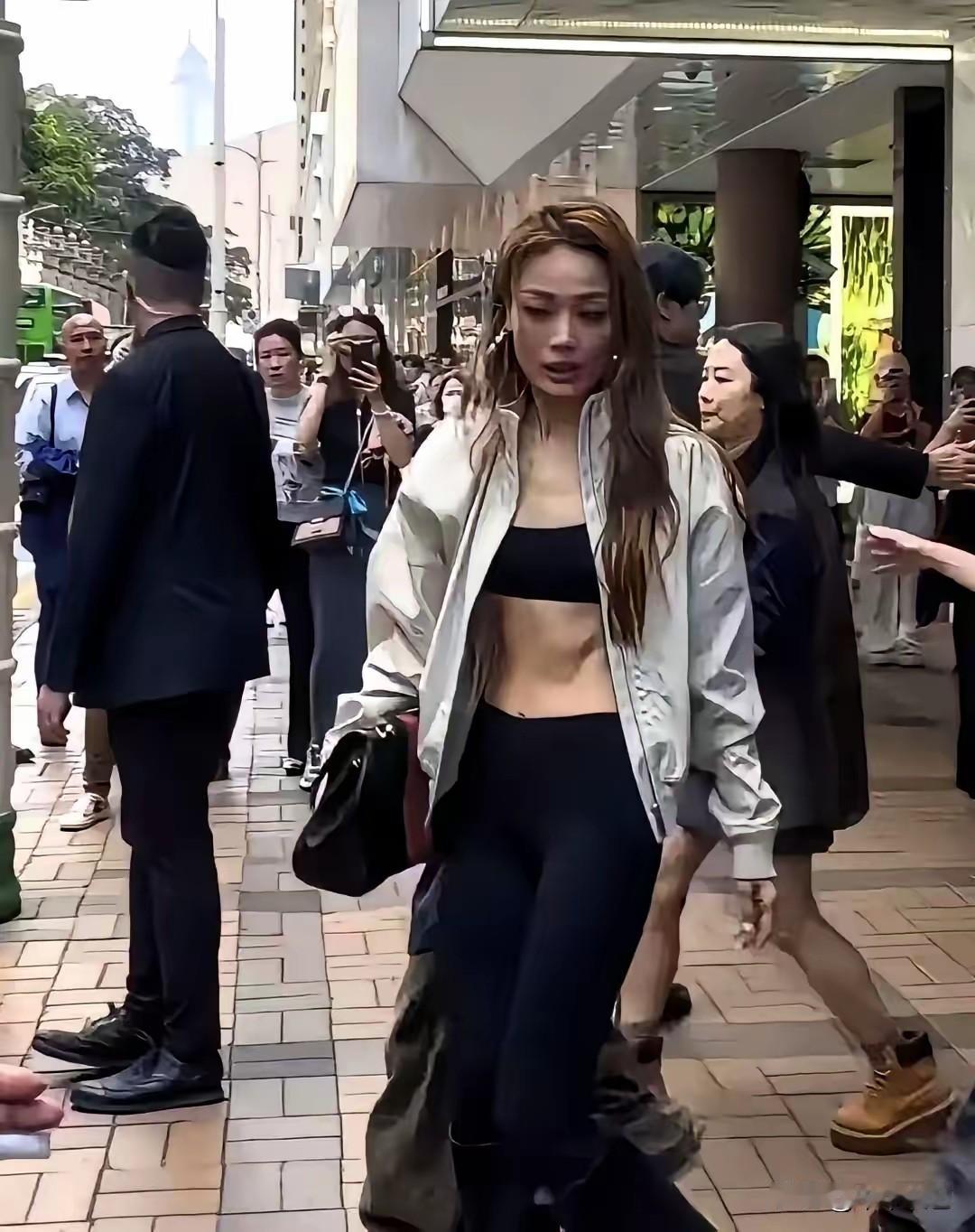 “平”心而论，容祖儿这套衣服怎么样？