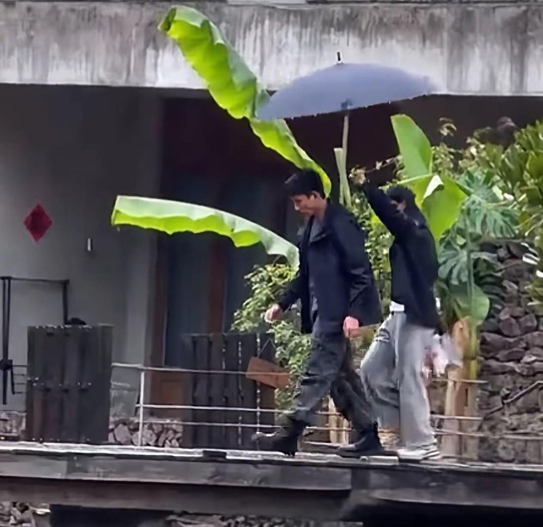 人红是非多
刘萧旭今天又被骂上热搜
起因是他拍戏期间遇到阴雨天，女助理给他打伞，