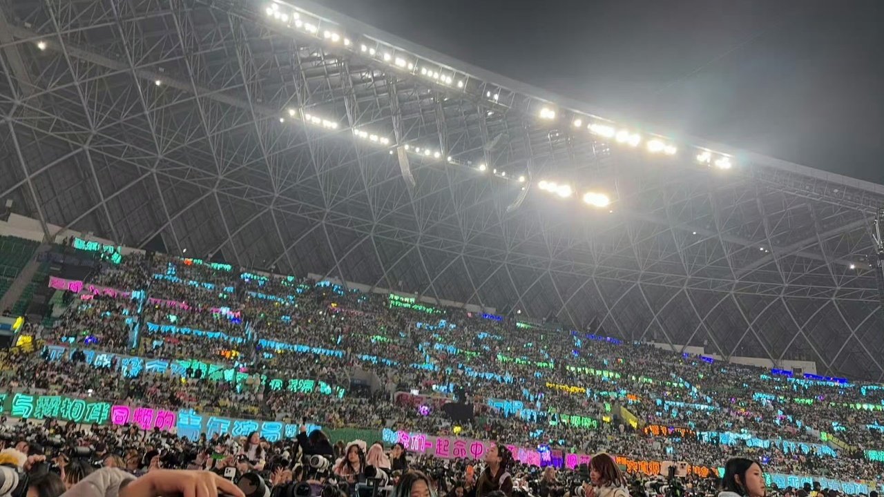 宋亚轩好长一条长灯牌！ 