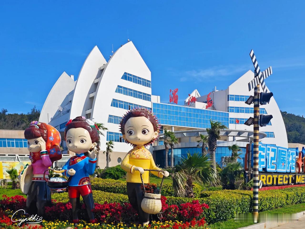 你来了！来了就好！上轮渡，去湄洲岛！朝拜妈祖，领略当地独特的海景风光道。

每逢