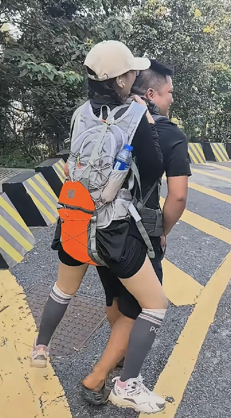 一位广东的女士在山上走路时不小心扭伤了脚，走不动了只能坐在原地休息。这时正好有个