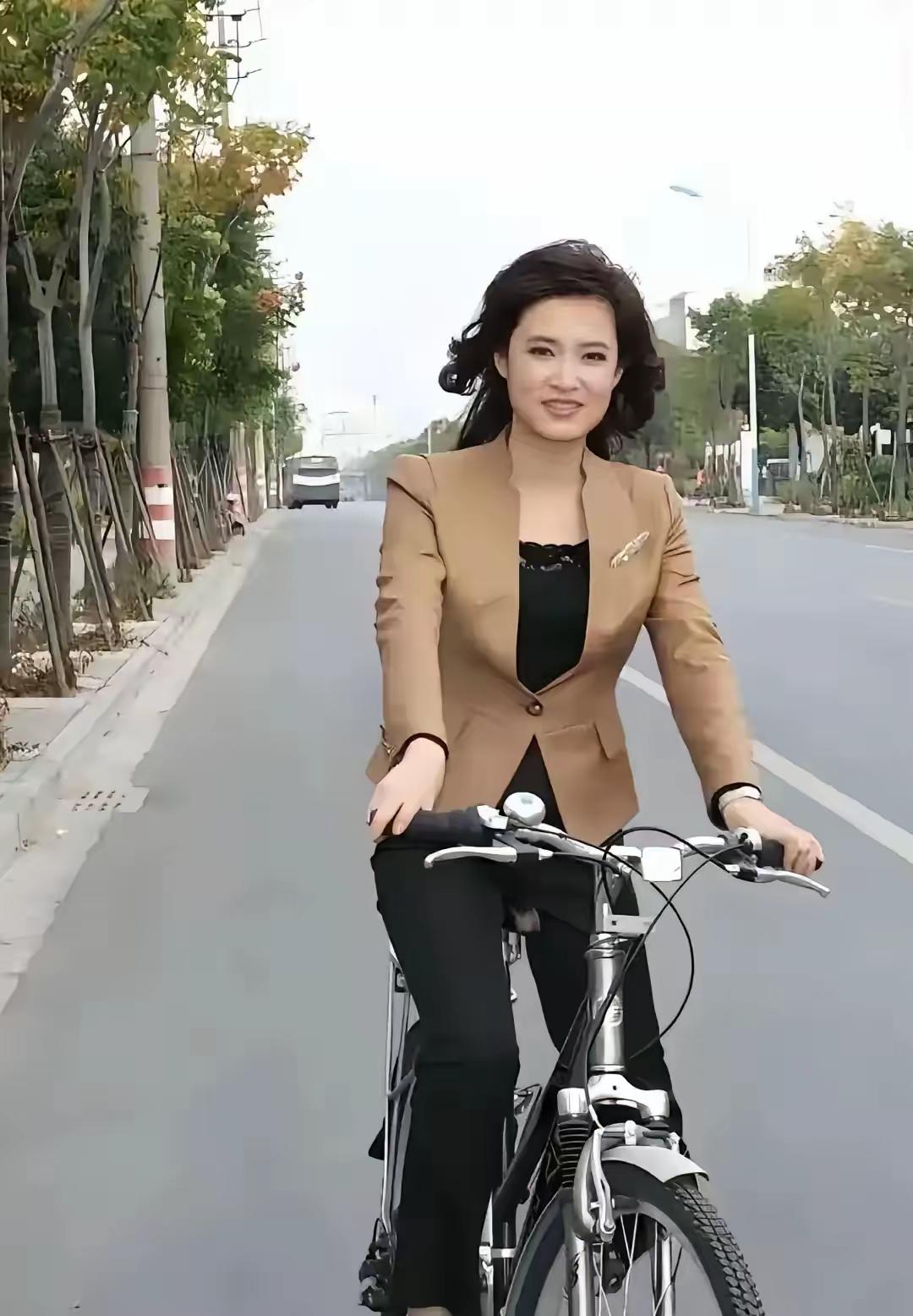 桑晨[烟花]
休闲照
