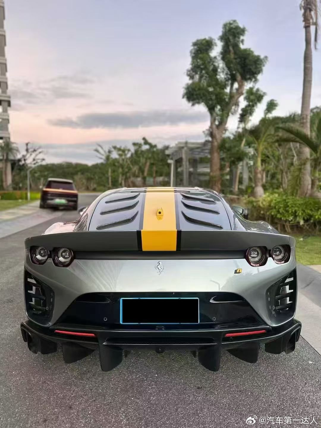 法拉利812competizione、高定版配色，选配200多万！ 