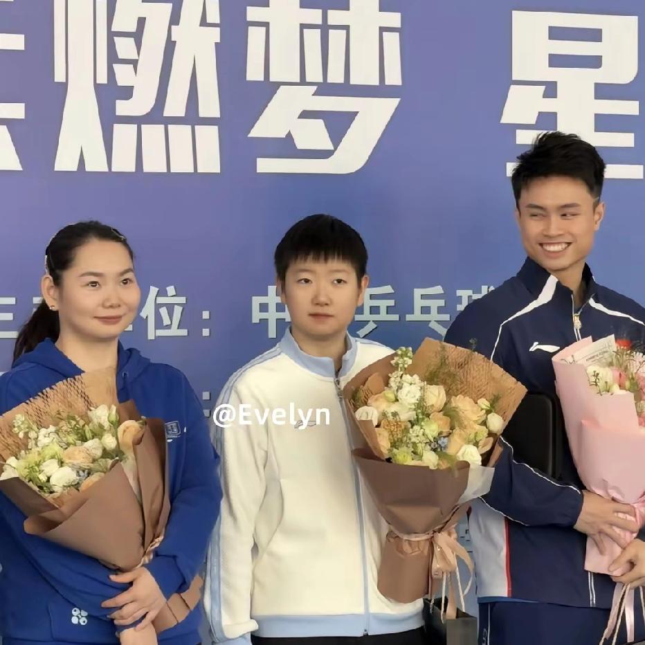 这张照片的看点：
莎莎又多了一个贴心保镖
周启豪！
他看莎莎的目光
是不是满满的