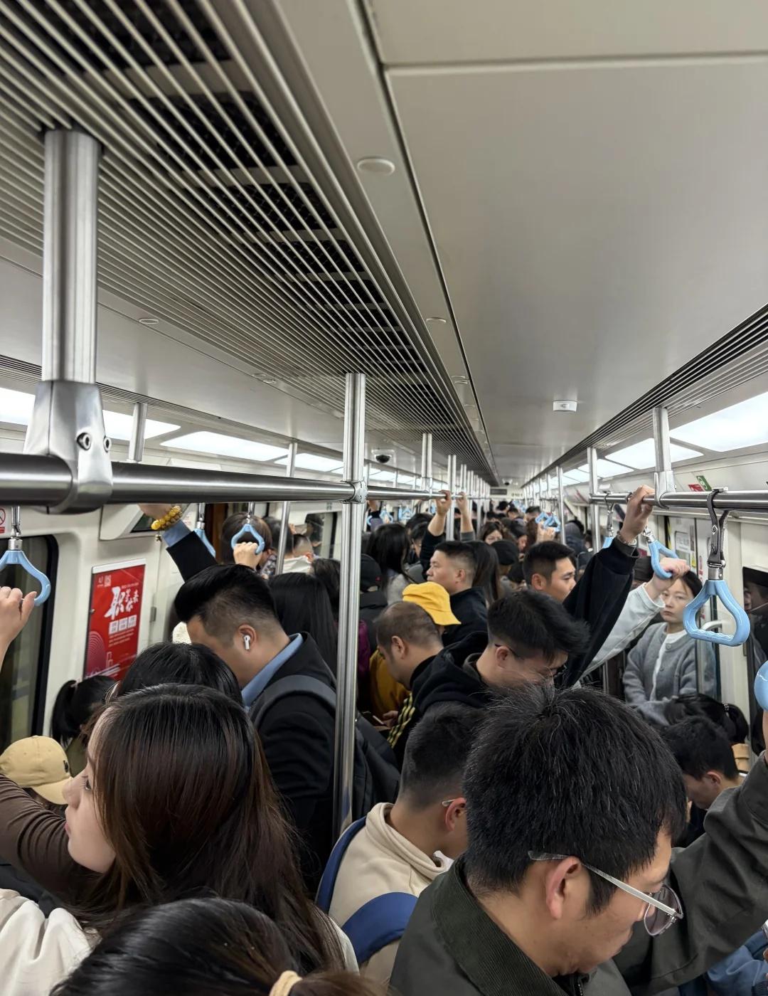 今天怎么了？西安地铁全是人！
今天虽然周六，但平时也没有这么多人呀，何况还是一号