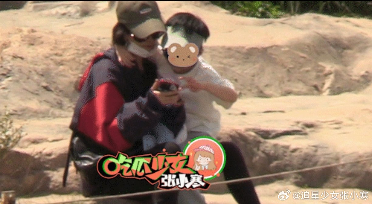 赵丽颖与儿子想想逛公园赵丽颖牵着想想的手，一大一小，画面超有爱，颖宝真的好会给孩