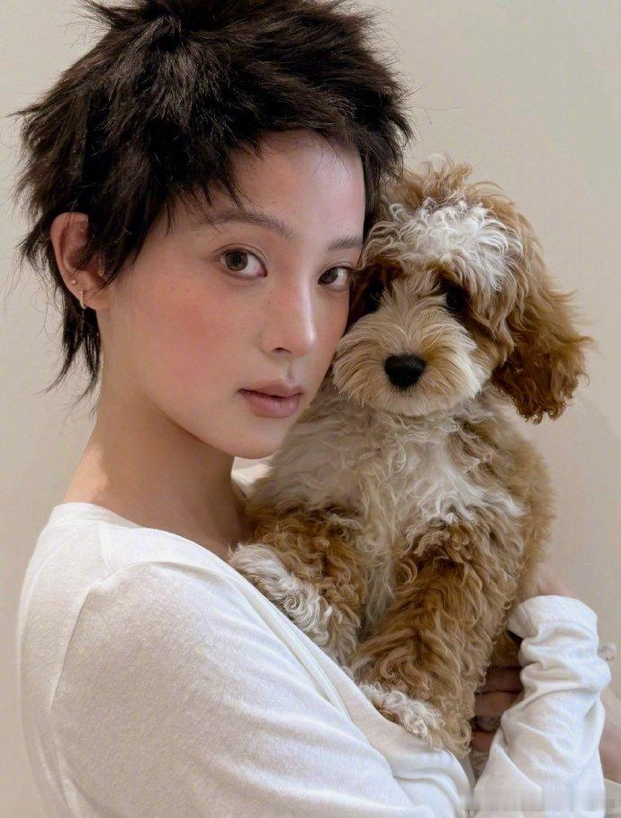 欧阳娜娜换发型了欧阳娜娜短发雀斑妆造型欧阳娜娜晒照换风格啦，短发造型配上雀斑妆，