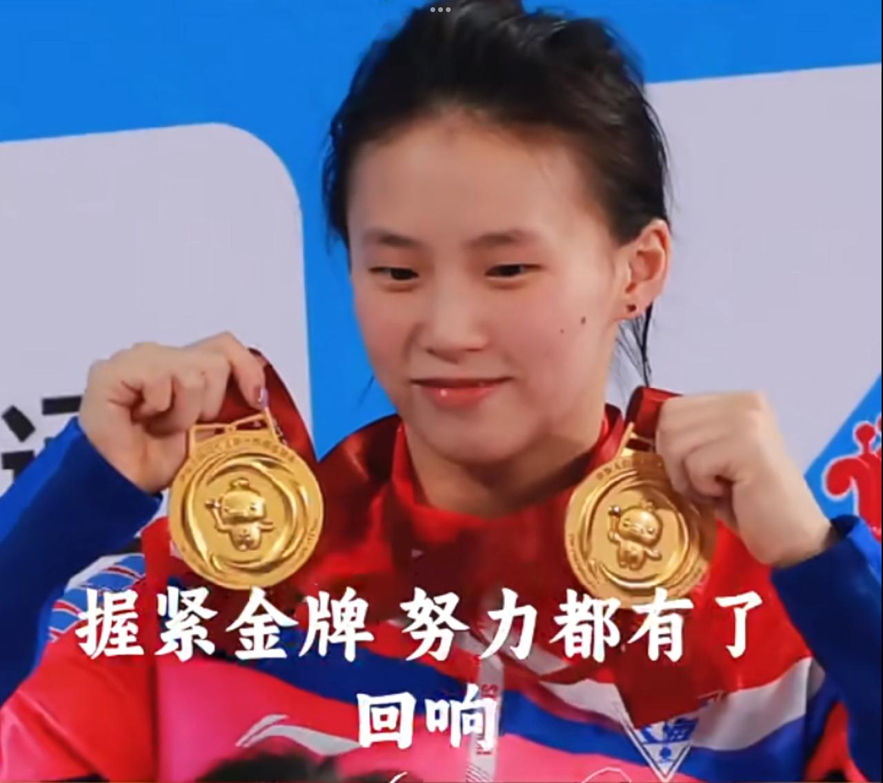 陈芋汐
从不是黑马，
她是细水长流的坚持十米台上，
每个动作都写着“稳”字冠军旗