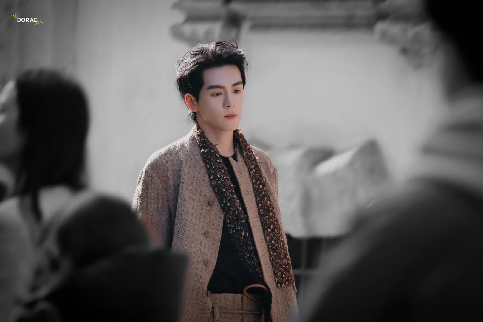 曾舜晞走路粉闻着味儿就来了 曾舜晞米兰街拍！就这个慵懒老钱风爽，来个财阀贵公子本