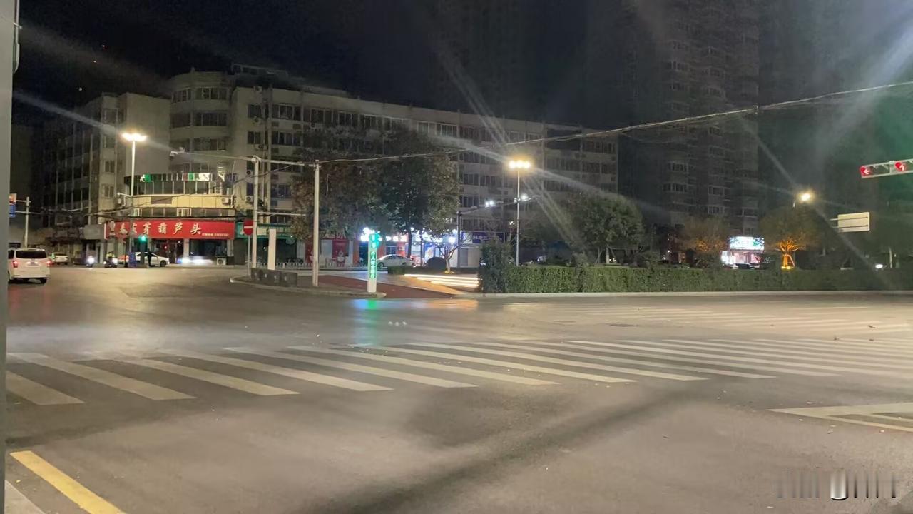 【西江月•傍晚狂风紧奏】
傍晚狂风紧奏，随即电闪雷鸣。
灯摇树晃雨盆倾，只见车光