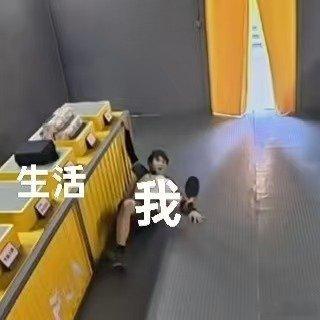 王赫野给屁股上个保险吧 救命！王赫野这一跤摔得也太实在了！游戏里突然一个大屁蹲，