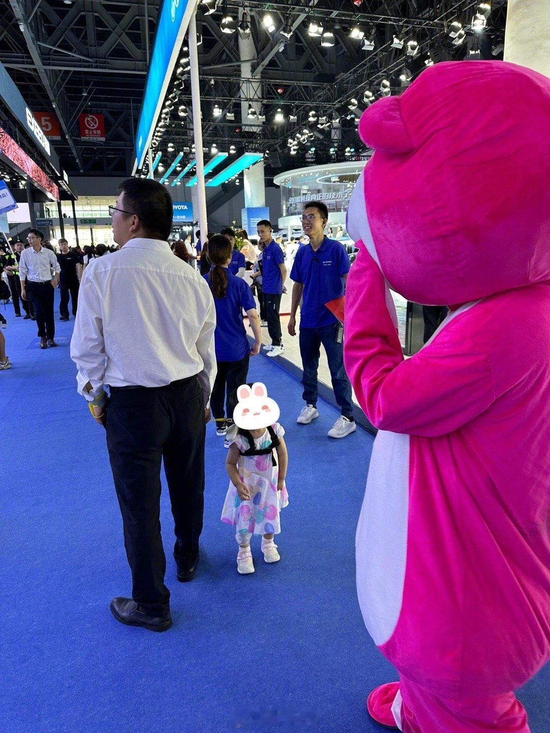 说实话，我觉得这么遛娃不妥[doge][doge] ​​​