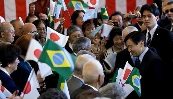 日本右翼这次又翻出了老话术，把巴西日裔移民史包装成所谓开拓土地，甚至还把巴西国旗