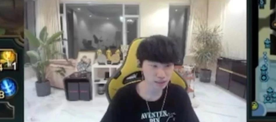 Lwx：“VN出什么啊？”
Doinb：“你问我？电刀加三项啊。”
Lwx：“这