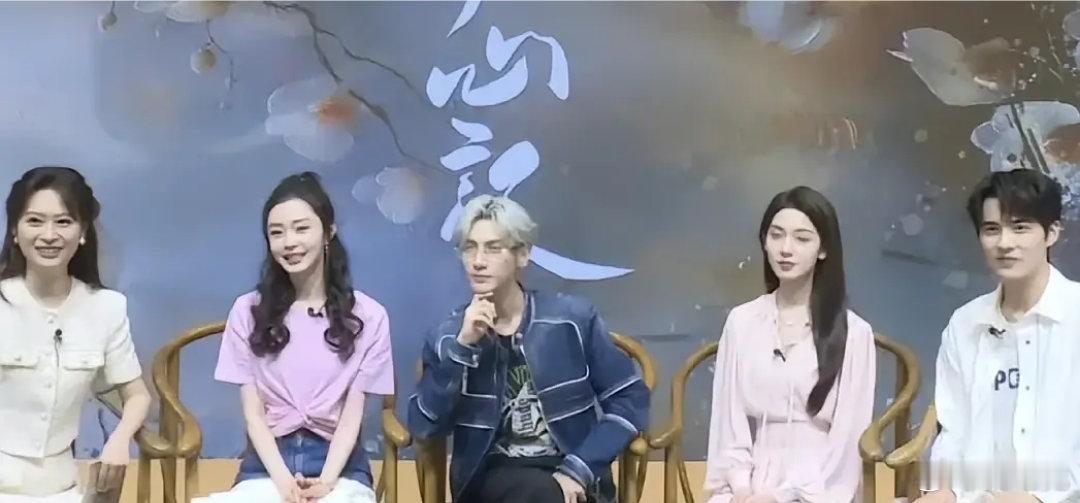 罗云熙彻底放飞自我了[汗]网友越是吐槽个子矮，他越是不在乎。别人都停直脊背，他非