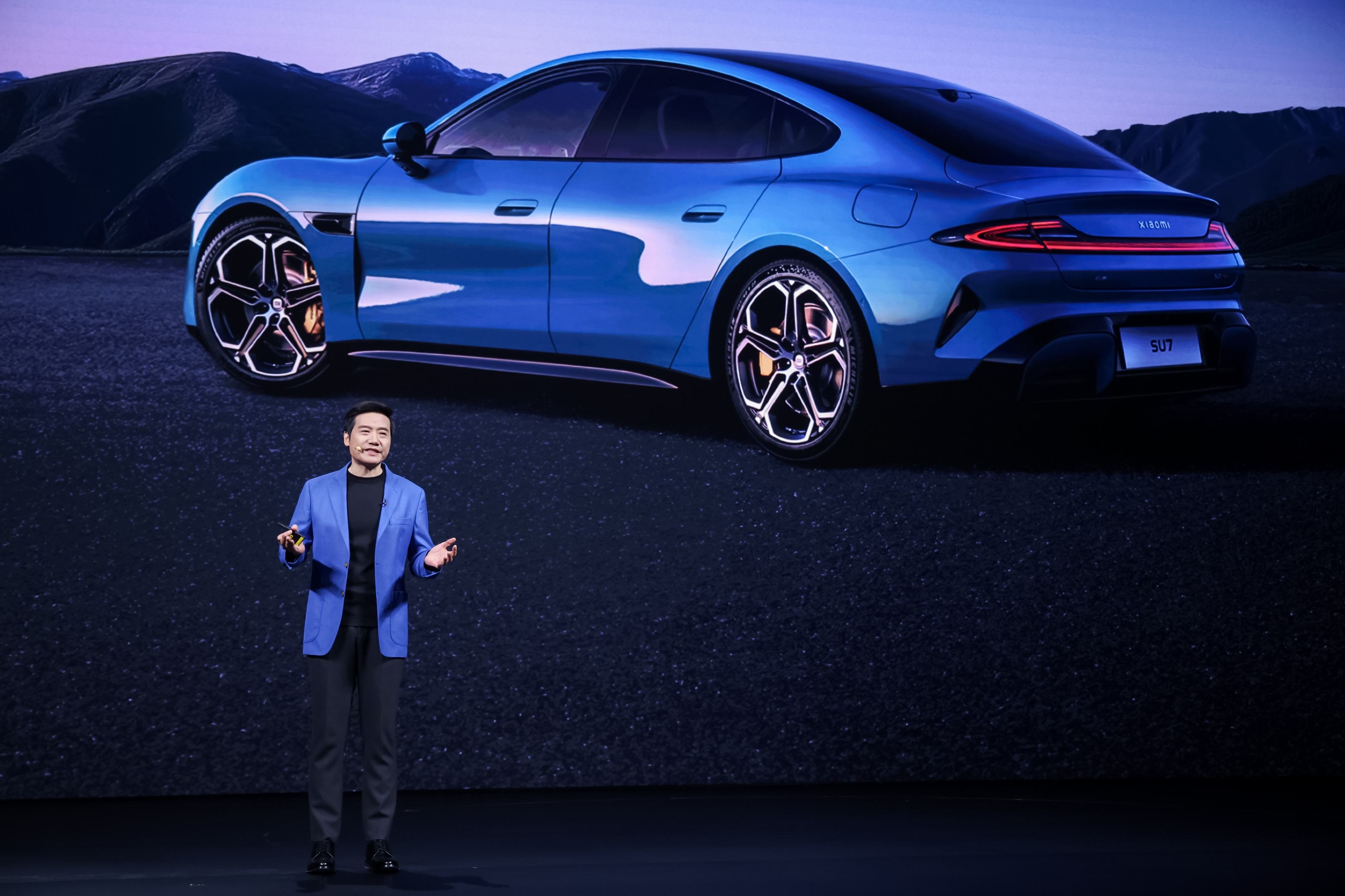 蓝色的西装外套特意配“卡布里蓝”？小米新SU7 小米发布会