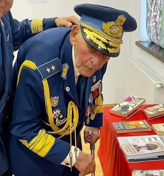 罗马尼亚101岁老将发动政变被捕 

罗马尼亚宣布镇压了由一位 101 岁将军领