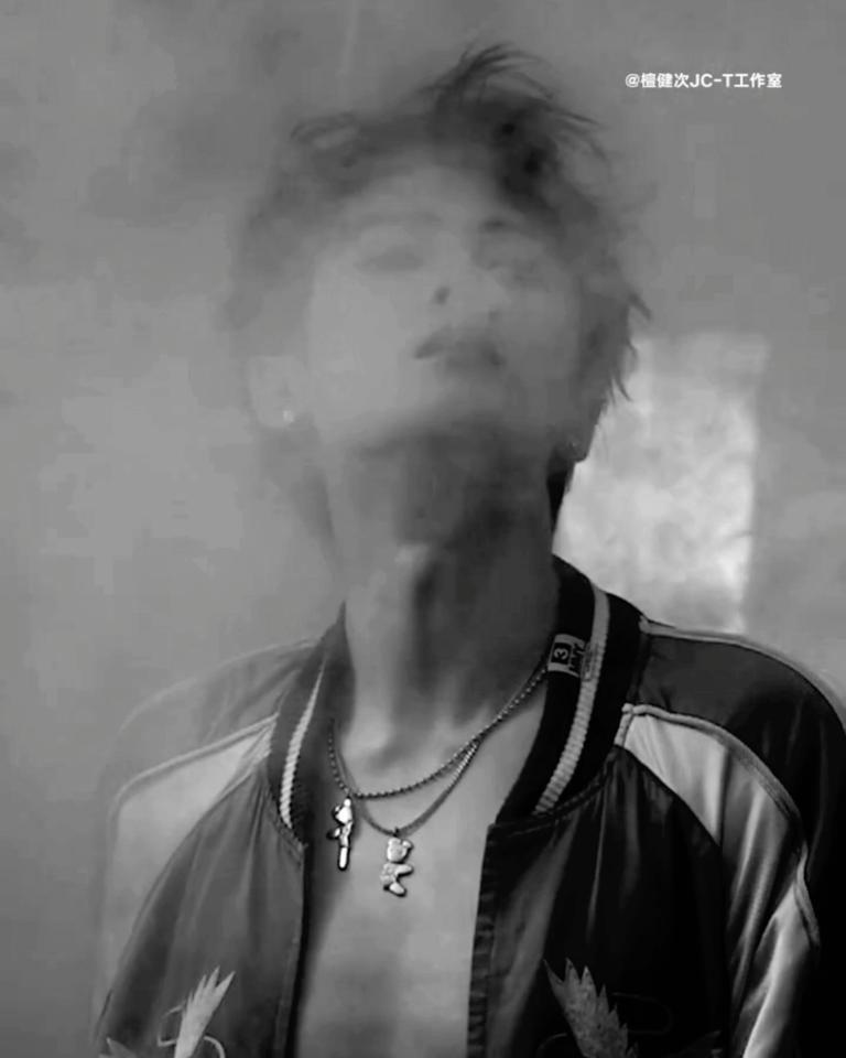 #檀健次吐烟#“置身黑暗，我旁观着怒吼着，直至撕扯出一簇火光”🔥第二张专辑💿
