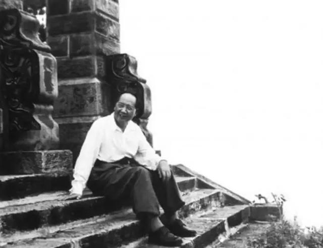 1976年，毛主席病逝的前一天面色灰黄，连嘴唇都呈现出青紫色，只见他轻轻地对护士