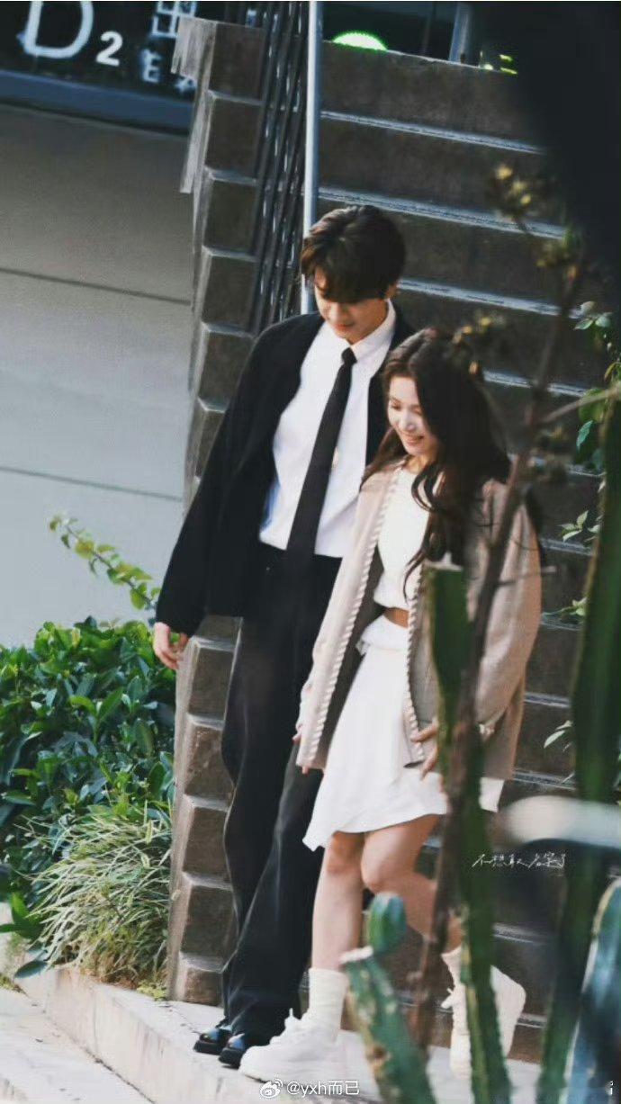 真是行走的撒糖机，片场秒入戏，互动甜度超标。这自然拉满的CP感，我直接就是一个垂