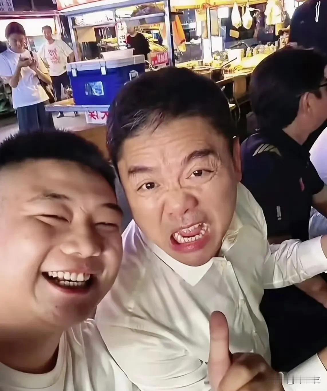对于刘强东这个人怎么评价，有网友说，我上高中的时候，刘强东对宿迁就帮扶不少了，只